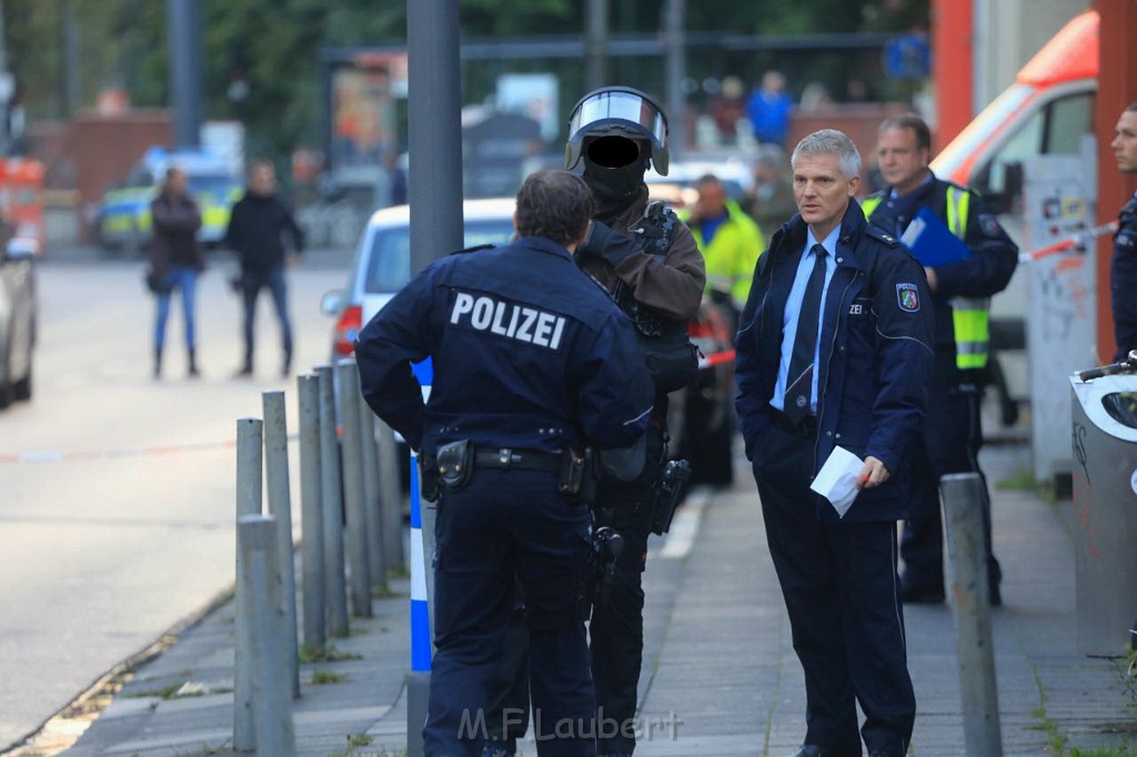 Einsatz BF Pol SEK Bedrohungslage Koeln Buchheim Herlerstr P21.jpg